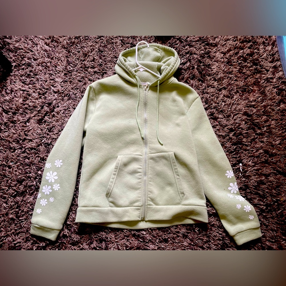 Green fit hoodie with a zipper